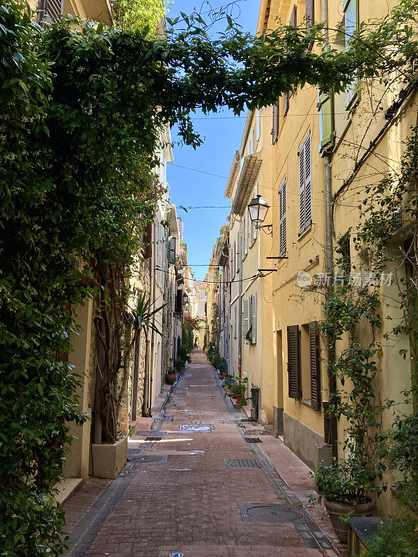 法国- Côte d 'Azur - Antibes -老城区的小街